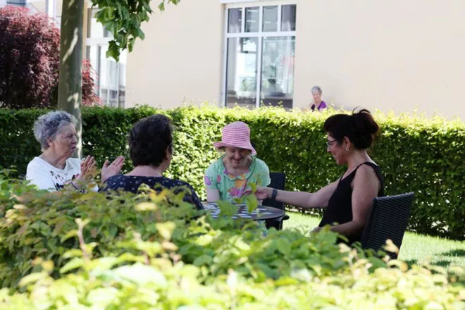 azb_wohnen_gartenanlage-1.jpg azb_wohnen_gartenanlage-1.jpg