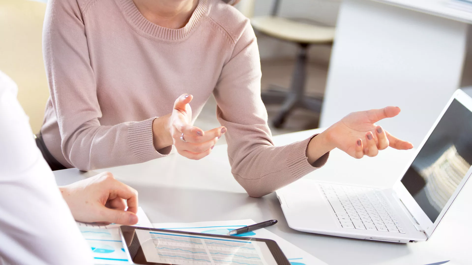 azb_Bilder_web_1920x1080_Beratung.jpg azb_Bilder_web_1920x1080_Beratung.jpg